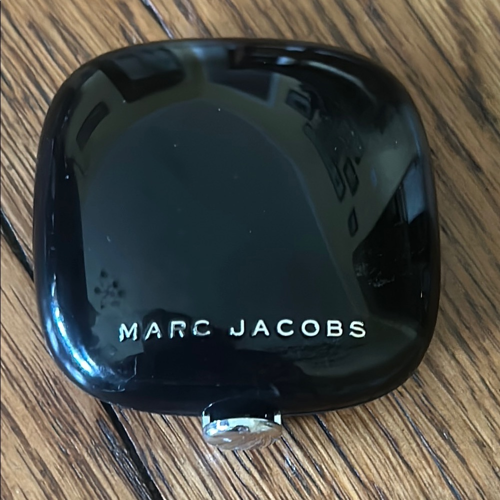 Marc Jacobs 304 ultraviolet light Eyeshadow in lovely compact
